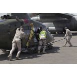Chargement d'un hélicoptère Agusta A.109 belge à bord d'un avion de transport Super Hercules C-130 à Bamako, au Mali.