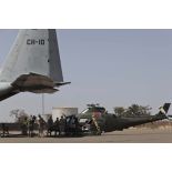 Chargement d'un hélicoptère Agusta A.109 belge à bord d'un avion de transport Super Hercules C-130 à Bamako, au Mali.