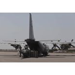 Chargement d'un hélicoptère Agusta A.109 belge à bord d'un avion de transport Super Hercules C-130 à Bamako, au Mali.