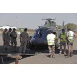 Chargement d'un hélicoptère Agusta A.109 belge à bord d'un avion de transport Super Hercules C-130 à Bamako, au Mali.
