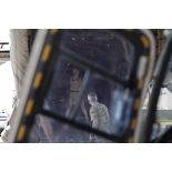 Chargement d'un hélicoptère Agusta A.109 belge à bord d'un avion de transport Super Hercules C-130 à Bamako, au Mali.