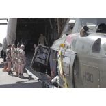 Chargement d'un hélicoptère Agusta A.109 belge à bord d'un avion de transport Super Hercules C-130 à Bamako, au Mali.