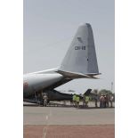 Chargement d'un hélicoptère Agusta A.109 belge à bord d'un avion de transport Super Hercules C-130 à Bamako, au Mali.