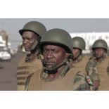 Rassemblement de soldats togolais à leur arrivée sur l'aéroport de Bamako, au Mali.