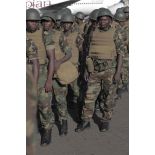 Rassemblement de soldats togolais à leur arrivée sur l'aéroport de Bamako, au Mali.