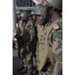 Rassemblement de soldats togolais à leur arrivée sur l'aéroport de Bamako, au Mali.