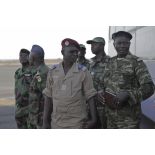 Des officiers togolais, burkinabè et maliens de la Mission international de soutien au Mali (MISMA) viennent accueillir les soldats togolais à leur arrivée sur l'aéroport de Bamako, au Mali.
