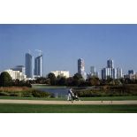 Nanterre (92). Parc André Malraux. En arrière plan, La Défense avec, à droite, les tours Nuages de l'architecte Emile Aillaud.