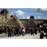 Novembre 1995. Paris 1er. Le Louvre, manifestation de producteurs de légumes.