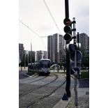 Saint-Denis (93). Le tramway de la ligne Saint-Denis/Bobigny sur sa voie réservée.
