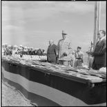 Sidi-Ghalem. Le général Pasteur et monsieur Gilly, sous-préfet d'Oran, avant la distribution des livres.