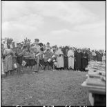 Sidi-Ghalem. Les enfants et la population avant la distribution des livres.
