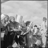 Sidi-Ghalem. Les enfants avant la distribution des livres.