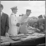 Sidi-Ghalem. Monsieur Gilly, sous-préfet d'Oran, procède à la distribution des livres.