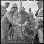 Sidi-Ghalem. Une autorité distribue un paquet à un enfant.
