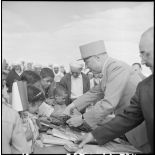 Sidi-Ghalem. Le général Pasteur préside la distribution des livres.