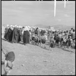 Sidi-Ghalem. Les écoliers viennent de recevoir leurs livres.
