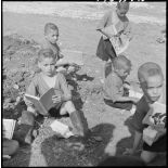 Sidi-Ghalem. Les écoliers viennent de recevoir leurs livres.