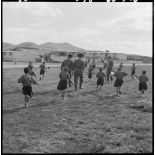 Sidi-Ghalem. Les écoliers viennent de recevoir leurs livres.