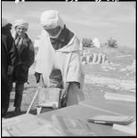 Sidi-Ghalem. Un petit garçon vient de recevoir son livre.
