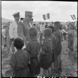 Sidi-Ghalem. Le général Pasteur et monsieur Gilly, sous-préfet d'Oran saluent les enfants.