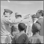 Sidi-Ghalem. Le général Pasteur et monsieur Gilly, sous-préfet d'Oran saluent les enfants.