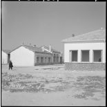 Centre de regroupement de M'Cid. Ecole à gauche et mairie vue de derrière.