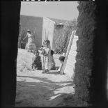 Centre de regroupement de M'Cid. Cour intérieure avec des enfants.
