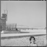 Centre de regroupement de M'Cid. Le terrain de sport avec les écoliers jouant au foot.