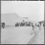 Centre de regroupement. Rue principale de M'Cid avec des enfants devant la mairie.