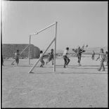 Centre de regroupement de M'Cid. Le terrain de sport avec les écoliers jouant au foot.