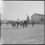 Centre de regroupement de M'Cid. Des écoliers sur le terrain de sport derrière l'école.