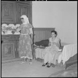 Centre de regroupement. Intérieur d'un logement de M'Cid. Deux femmes aux travaux de la maison.