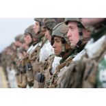 Rassemblement des soldats du 27e bataillon de chasseurs alpins (BCA) pour une cérémonie sur la base aérienne 57 Mihail-Kogălniceanu à Constanta, en Roumanie.