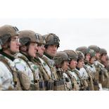 Rassemblement des soldats du 27e bataillon de chasseurs alpins (BCA) pour une cérémonie sur la base aérienne 57 Mihail-Kogălniceanu à Constanta, en Roumanie.