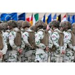 Rassemblement des soldats du 27e bataillon de chasseurs alpins (BCA) pour une cérémonie sur la base aérienne 57 Mihail-Kogălniceanu à Constanta, en Roumanie.