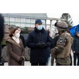 La ministre des Armées Florence Parly et le Président roumain Klaus Iohannis rencontrent un soldat du 27e bataillon de chasseurs alpins (BCA) sur la base aérienne 57 Mihail-Kogălniceanu à Constanta, en Roumanie.