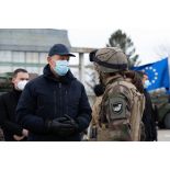 Le Président roumain Klaus Iohannis rencontre un soldat du 27e bataillon de chasseurs alpins (BCA) sur la base aérienne 57 Mihail-Kogălniceanu à Constanta, en Roumanie.