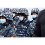 Rassemblement de soldats de l'armée de l'Air roumaine pour une cérémonie sur la base aérienne 57 Mihail-Kogălniceanu à Constanta, en Roumanie.