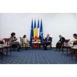 La ministre des Armées s'entretient avec son homologue roumain Vasile Dîncu dans le salon de protocole de la base aérienne 57 Mihail-Kogălniceanu à Constanta, en Roumanie.