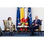 La ministre des Armées s'entretient avec son homologue roumain Vasile Dîncu dans le salon de protocole de la base aérienne 57 Mihail-Kogălniceanu à Constanta, en Roumanie.