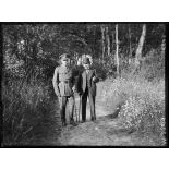 Dans le parc du château de Montreuil (Pas-de-Calais), Mr. Briand et sir Douglas Haig. 25-6-16. [légende d'origine]