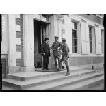 Au GQ anglais. Mr. Briand et le colonel Cavendish, attaché au GQG français. 25-6-16. [légende d'origine]