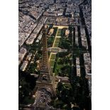 Paris 7e. La Tour Eiffel et le Champ de Mars.