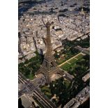 Paris 7e. La Tour Eiffel et le Champ de Mars.