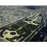 Paris 1er. Les Jardins des Tuileries et le Palais du Louvre.