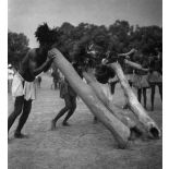 République centrafricaine, Bambari, 1943. Joueurs de trompes. Ethnie Linda (groupe Banda).