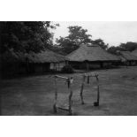 République centrafricaine, village de Domété à 60 km de Bangui, 1942. Piquets d'offrandes destinés à recevoir les gerbes de la récolte.