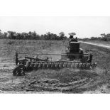 République du Sénégal, Sefa, 1954. Culture mécanisée de l'arachide. Premier déchaumage au début de la saison des pluies.