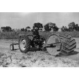 République du Sénégal, Sefa, 1954. Culture mécanisée de l'arachide. Passage de la débroussailleuse Pilter.